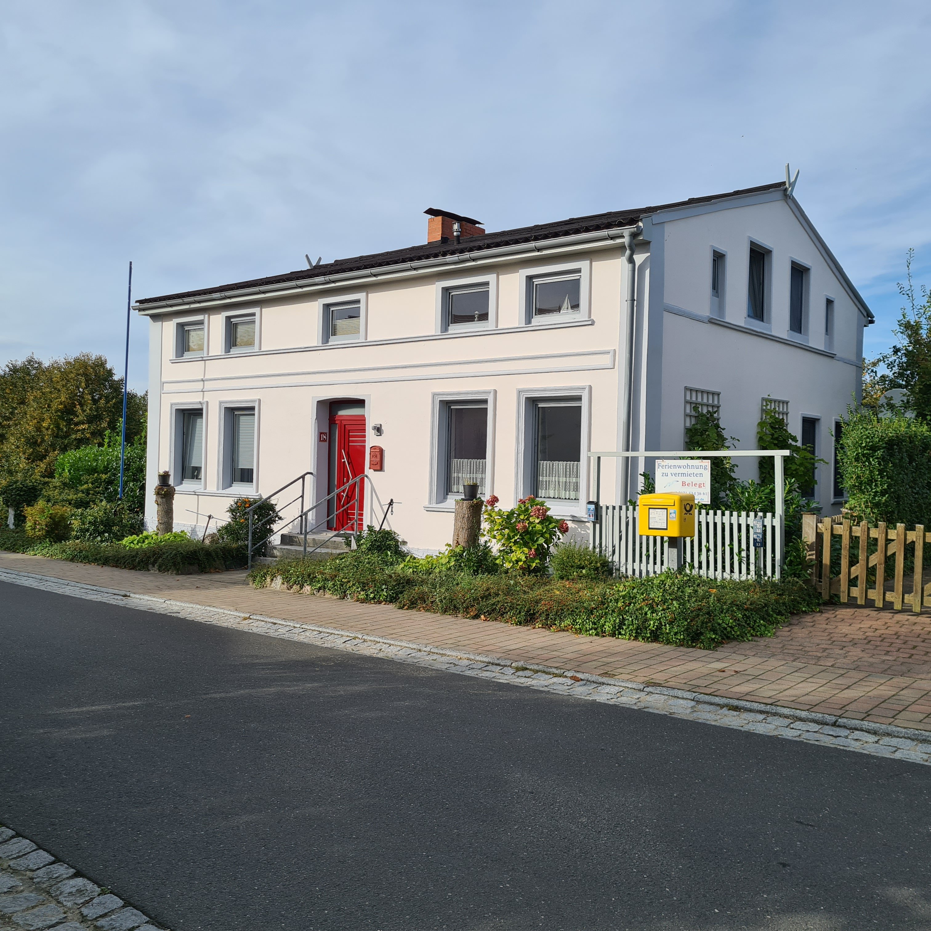 /images/7/7/e/5/6/77e56c151976c32397c26720623ba9cffef035dd-ferienhaus--eingang-zur-dachwohnung.jpg